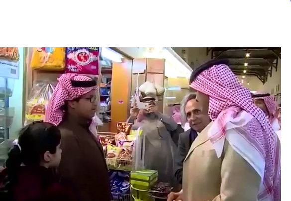 شاهد.. سلطان بن سلمان يتجول في أحد الأسواق بالأحساء