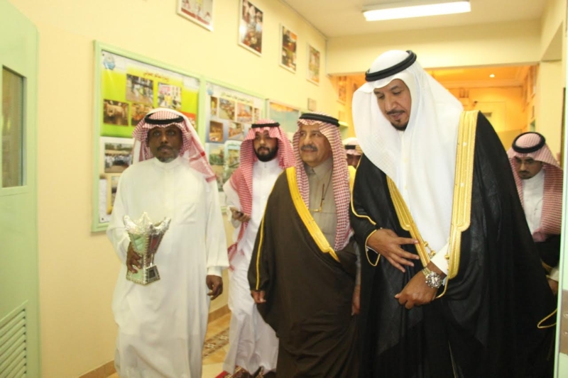 سلطان بن محمد يكرم 49 فائزا بجائزته للتفوق الدراسي في معهد العاصمة النموذجي 1