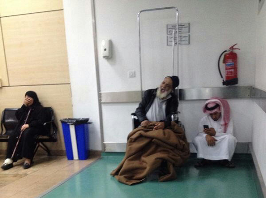 بالصور.. مواطن ينتظر 10 ساعات لمعاينة الطبيب لوالدته!