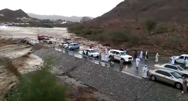 بالفيديو.. تهور شباب عمانيين أمام السيل بوادي سداق