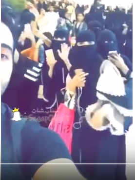 مقطع فيديو يظهر تصوير الممثل الكويتي #سيلفي مع النساء