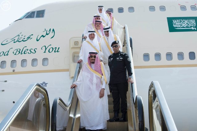 الملك سلمان يصل الرياض و ولي العهد في مقدمة مستقبليه