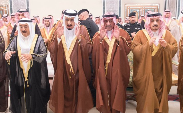 بالصور.. الملك يؤدي صلاة الميت على الفقيد الأمير #سعود_الفيصل