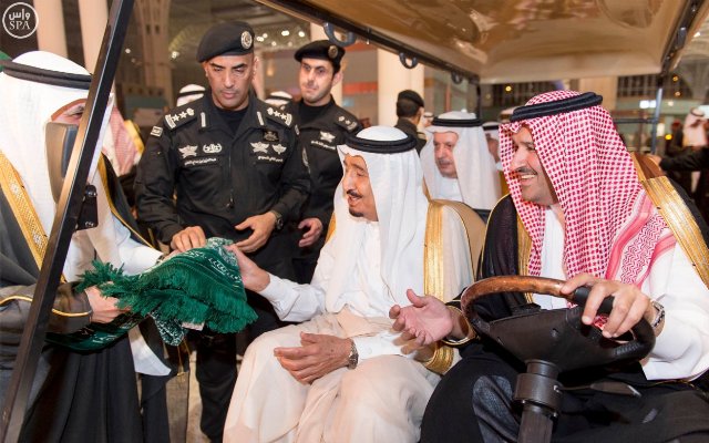شاهد بالصور .. الملك سلمان يفتتح مطار الأمير محمد بن عبدالعزيز الجديد