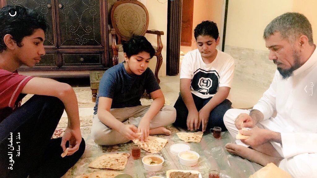 صورة مؤثرة لسلمان العودة وأبنائه على الطعام بعد رحيل #هيا_السياري وابنه