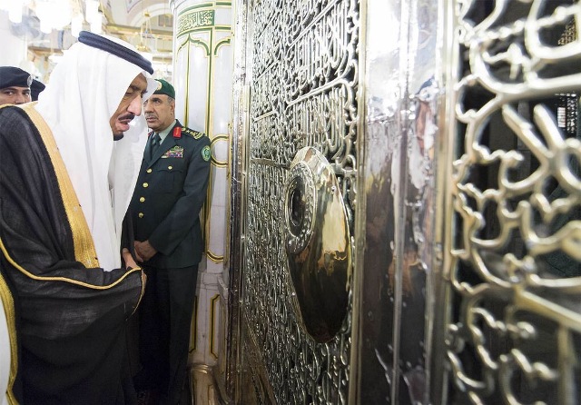 شاهد بالصور .. الملك سلمان في المسجد النبوي