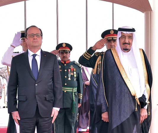 شاهد بالصور.. الرئيس الفرنسي يصل الرياض