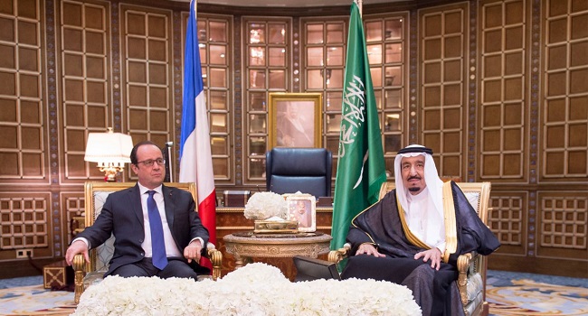 جلسة مباحثات سعودية- فرنسية في قصر الملك سلمان