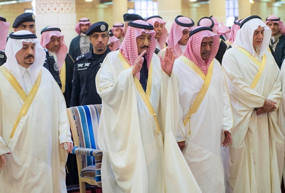 الملك يؤدي صلاة الميت على فهد بن محمد بن عبدالعزيز