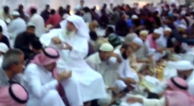 بالفيديو.. الراجحي يتناول الإفطار مع العمالة في جامع والدته
