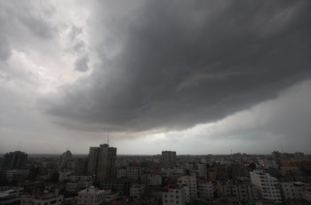سماء غائمة وهطول أمطار على أغلب مناطق المملكة