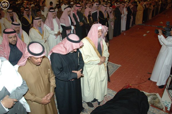 أمير الرياض يؤدي صلاة الميت على والدة جلوي بن سعود