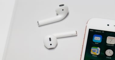 أبل تزيد إنتاج سماعات AirPods .. هنا السعر