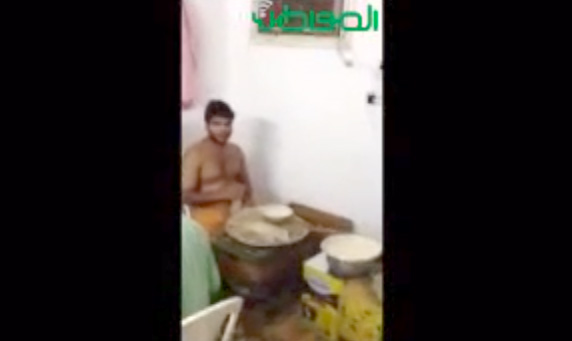 بالفيديو.. عمالة بملابس النوم يعدون “سمبوسة” لمطعم في الرياض