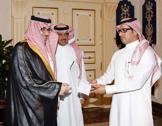 الأمير نواف بن فيصل يكرم مدرب الرماية بالسهام
