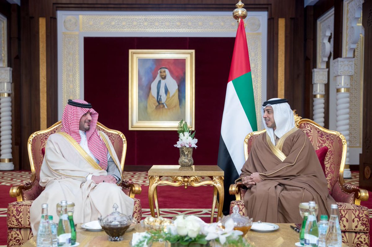 وزير الداخلية يستعرض العلاقات الثنائية مع منصور بن زايد في أبو ظبي