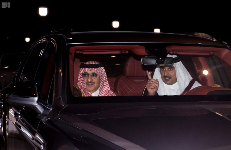 شاهد.. أمير قطر يقود السيارة وبجواره #ولي_العهد بالدوحة