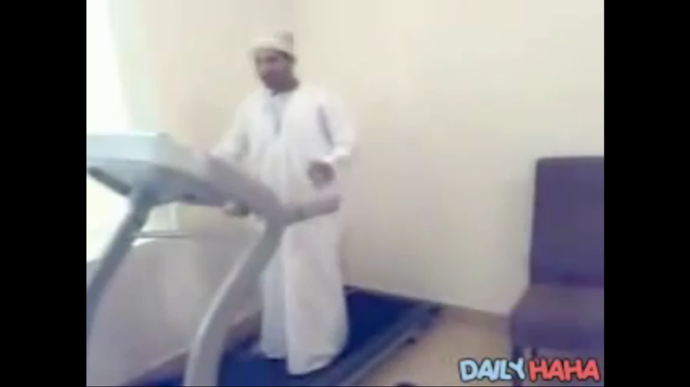 فيديو طريف.. عماني يتحدى مشاية كهربائية!
