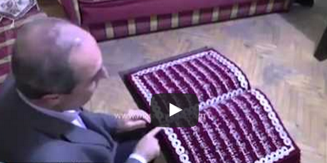 شاهد بالفيديو.. سوري يخط القرآن الكريم كاملاً بـ”خيوط القصب المذهب”
