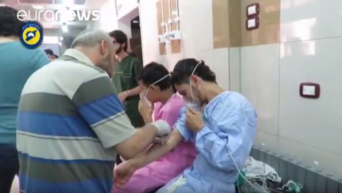 بالفيديو.. 70 حالة اختناق بعد قصف قوات الأسد للمدنيين ببراميل المتفجرات في حلب