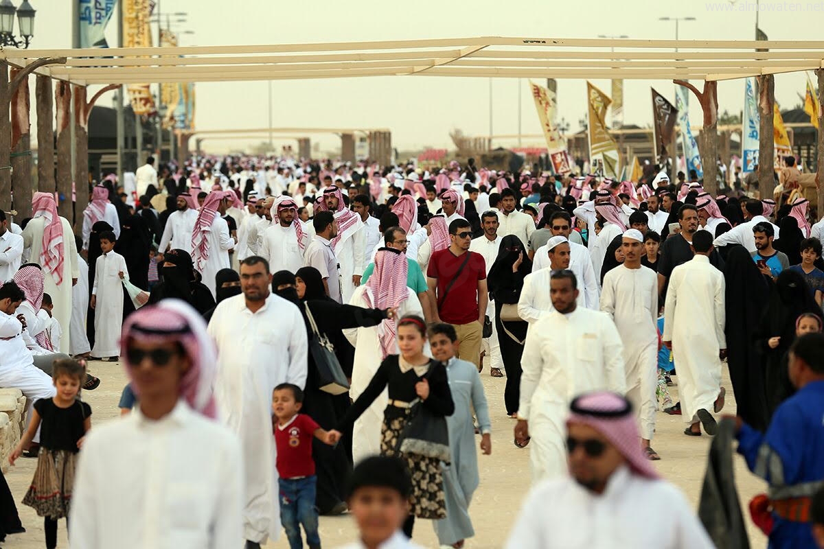 اليوم الخامس بعكاظ.. زحام ومطالبات بمواقف للسيارات