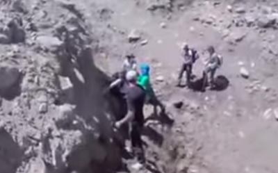 سياح ينجون بحياتهم من انزلاق صخري مرعب بجبال الأنديز