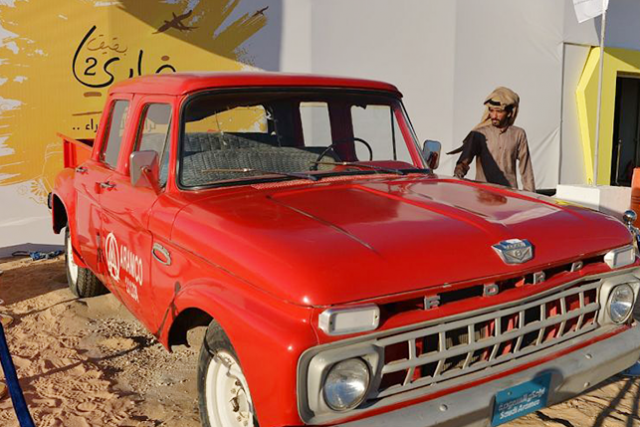 شاهد سيارات موظفي تنقيب أرامكو السعودية قبل 64 عامًا