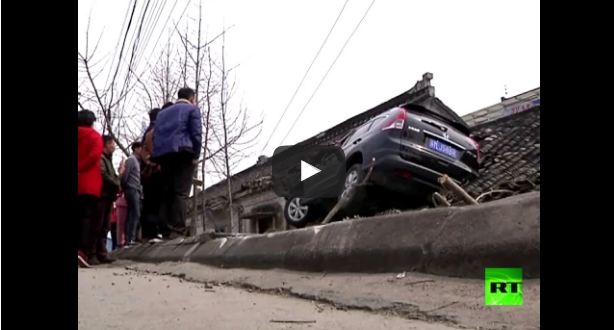 بالفيديو.. سائق متهور يفقد توازنه فيطير فوق سطح منزل