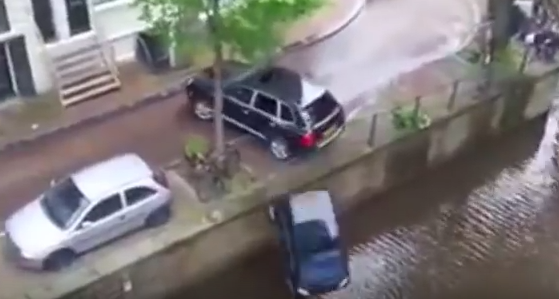 شاهد.. سيارة مسرعة تصطدم بأخرى وتسقطها في النهر