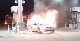 شاهد.. رجلان يخاطران بحياتهما لمنع سيارة من الانفجار بمحطة وقود