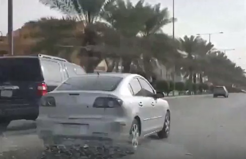 شاهد.. سيارة تدهس رجلاً وتسير وهو متعلق بها في #الرياض