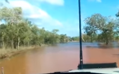 شاهد..  سيارة تعبر نهر بطريقة مثيرة للاعجاب