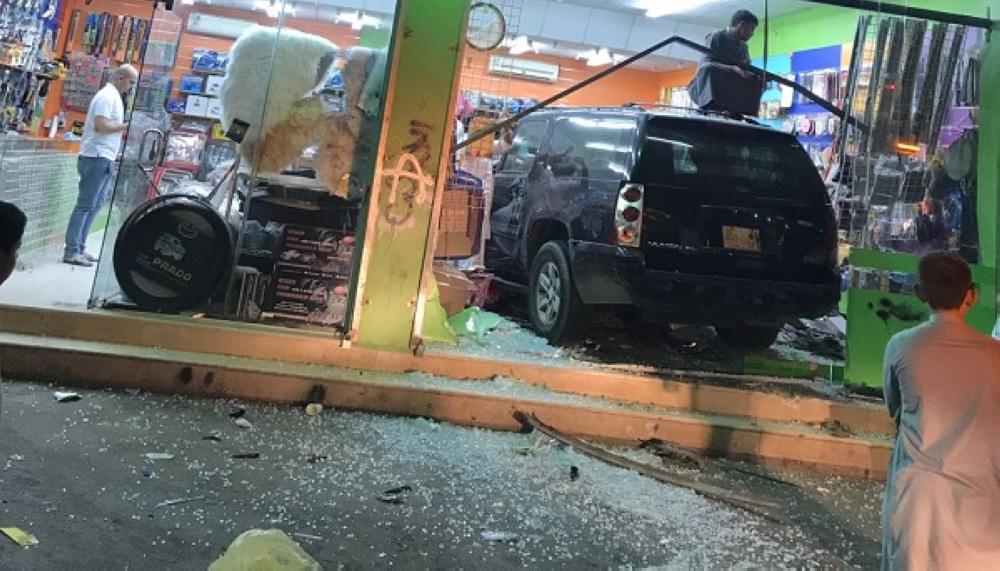 صورة.. سيارة تقتحم محلًّا تجاريًّا في طريف وتحطم واجهته بالكامل