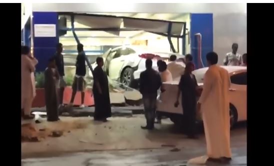 بالفيديو.. قائد متهور يقتحم مطعمًا بسيارته غربي الرياض