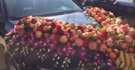 شاهد.. سيارة زفاف مزينة بالفاكهة