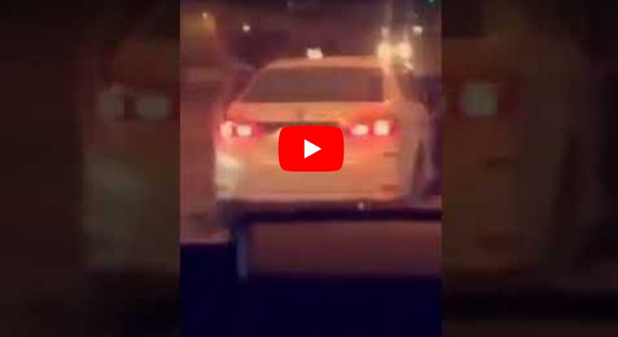 بالفيديو.. سرقة سيارة حديثة بعد تهديد سائقها بالرياض
