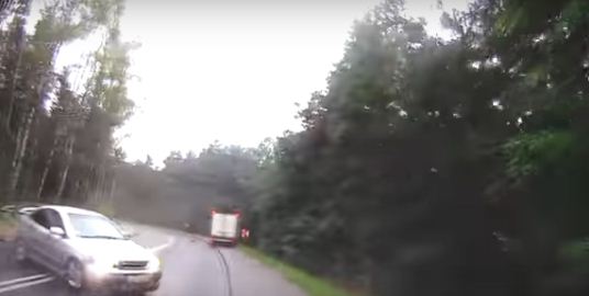بالفيديو.. سيارة سريعة تربك قائد شاحنة فكانت الكارثة