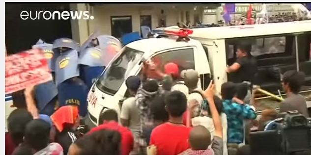 فيديو صادم.. سيارة شرطة تدهس متظاهرين في الفلبين