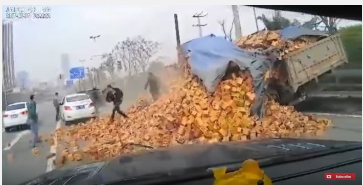 بالفيديو.. كيف خرج صينيان من مركبتهما تحت أنقاض شاحنة!