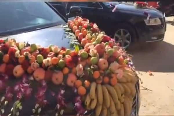 بالفيديو.. سيارة زفاف مزينة بالفاكهة تثير الجدل