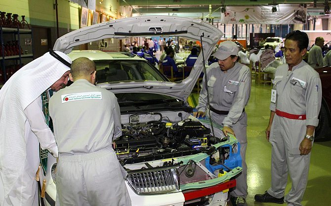 3 مدربين سعوديين يبتكرون سيارة كهربائية صديقة للبيئة