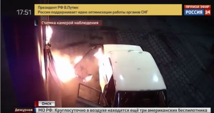 شخص يشعل النيران ممازحًا في سيارة صديقه بمحطة الوقود