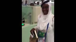 شاهد.. سيدة إفريقية قدمت للسعوديّة وهي ترتدي الشماغ والعقال!