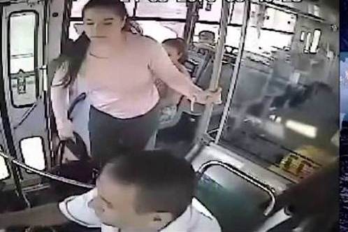 بالفيديو.. سيدة تعتدي على سائق حافلة لم يرضخ لطلبها !