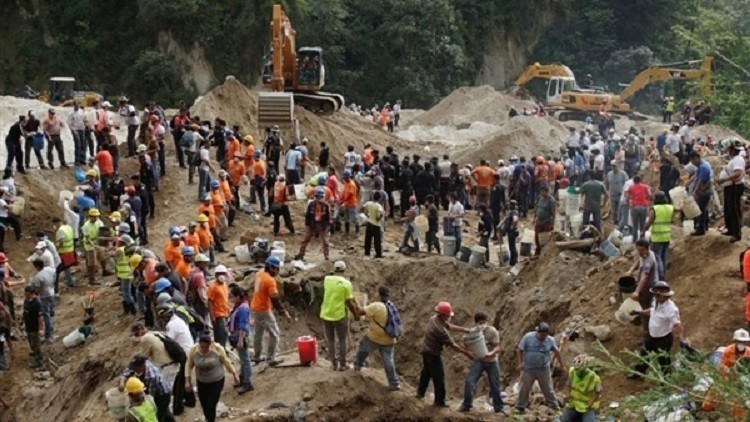 بالفيديو.. فيضانات وانزلاق طيني تقتل 320 في سيراليون