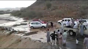 مشهد مروع.. وقفوا لمشاهدة السيل فجرفهم على حين غِرة