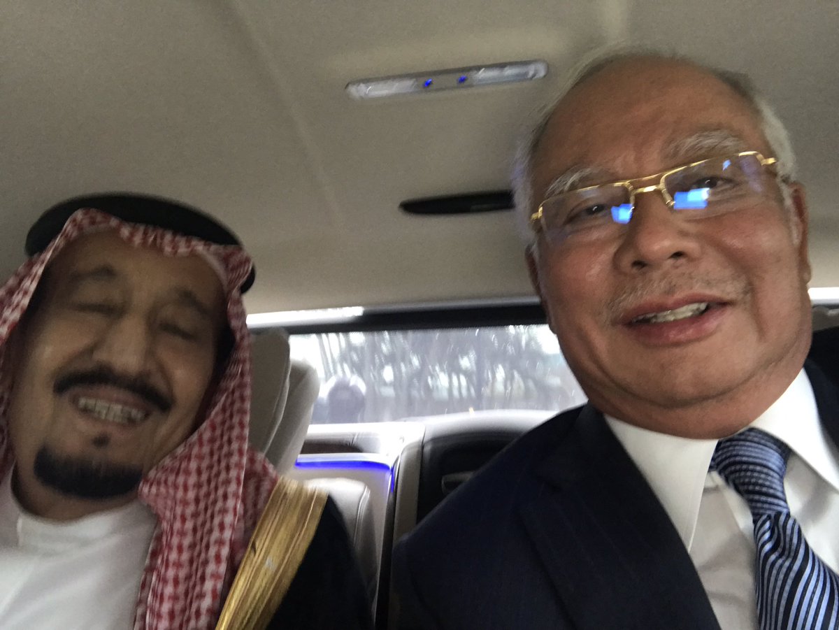 صورة متداولة .. سيلفي الملك سلمان مع رئيس وزراء ماليزيا
