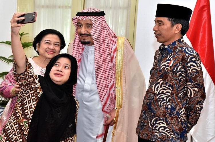 بالصورة.. “سيلفي” يجمع الملك ووزيرة التنمية البشرية الإندونيسية ووالدتها