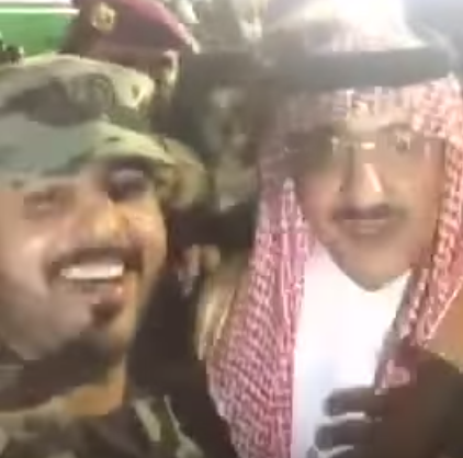 فيديو متداول.. أفراد قوات الطوارئ يلتقطون “سيلفي” مع نائب الملك