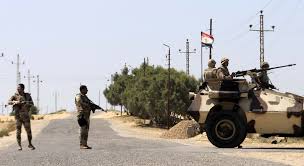 مقتل 10 جنود مصريين بانفجارين وسط سيناء